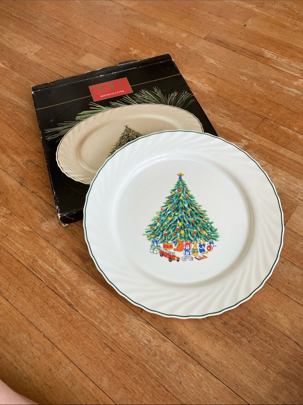 House of Salem Noel Round Platter